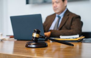 Różnice pomiędzy prawnikiem a adwokatem